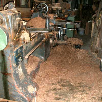 Englische Drechselmaschine Watkin nach der Bearbeitung der Nussbaumwurzelkugel